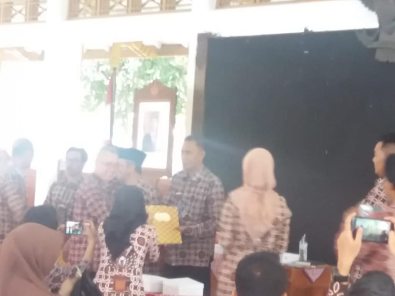 LURAH DESA SRIHARDONO MENERIMA SIMBOLIS PENGHARGAAN PERINGKAT KE 6 LOMBA DESA DI RUMAH DINAS BUPATI 